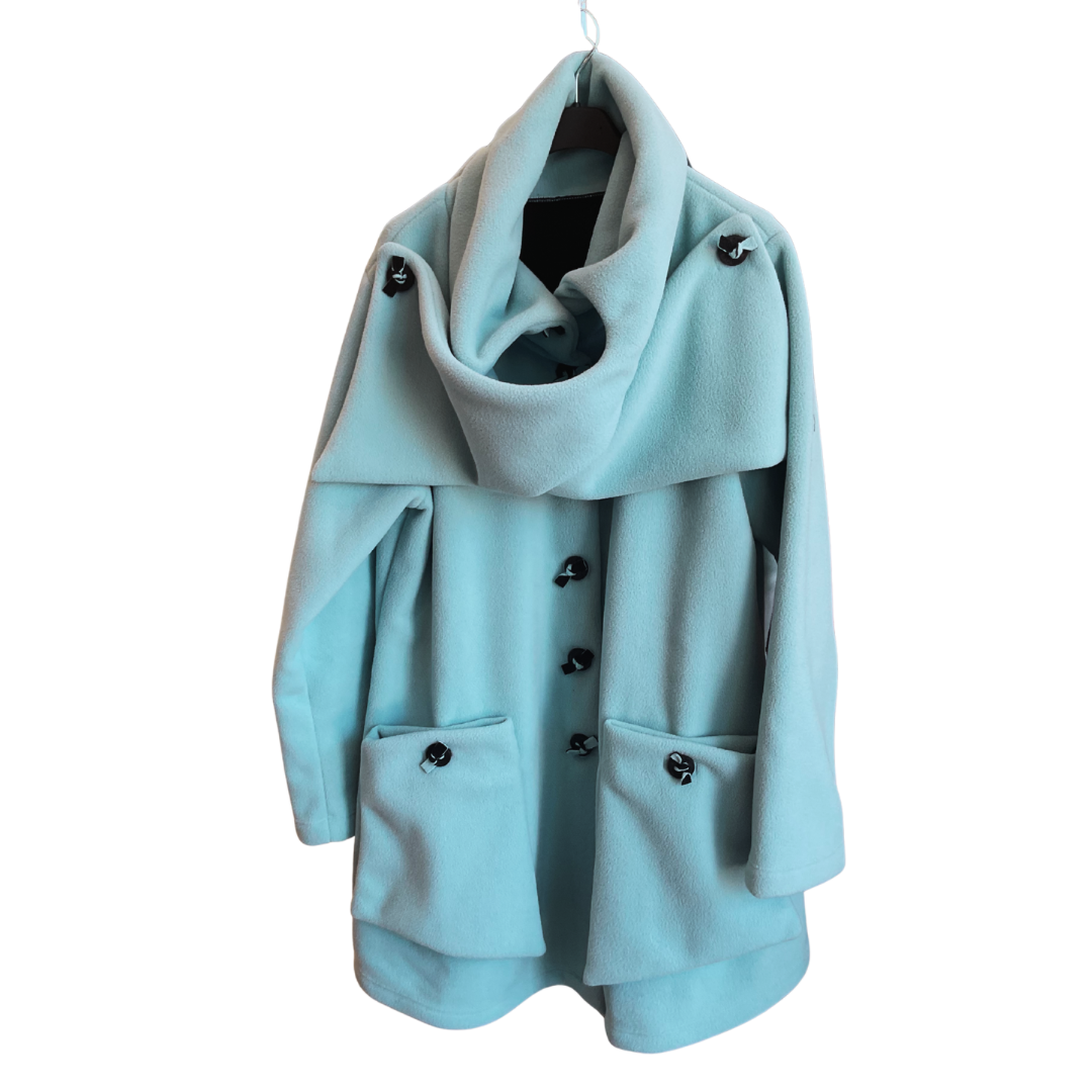 MANTEAU BLEU CLAIR AVEC ÉCHARPE