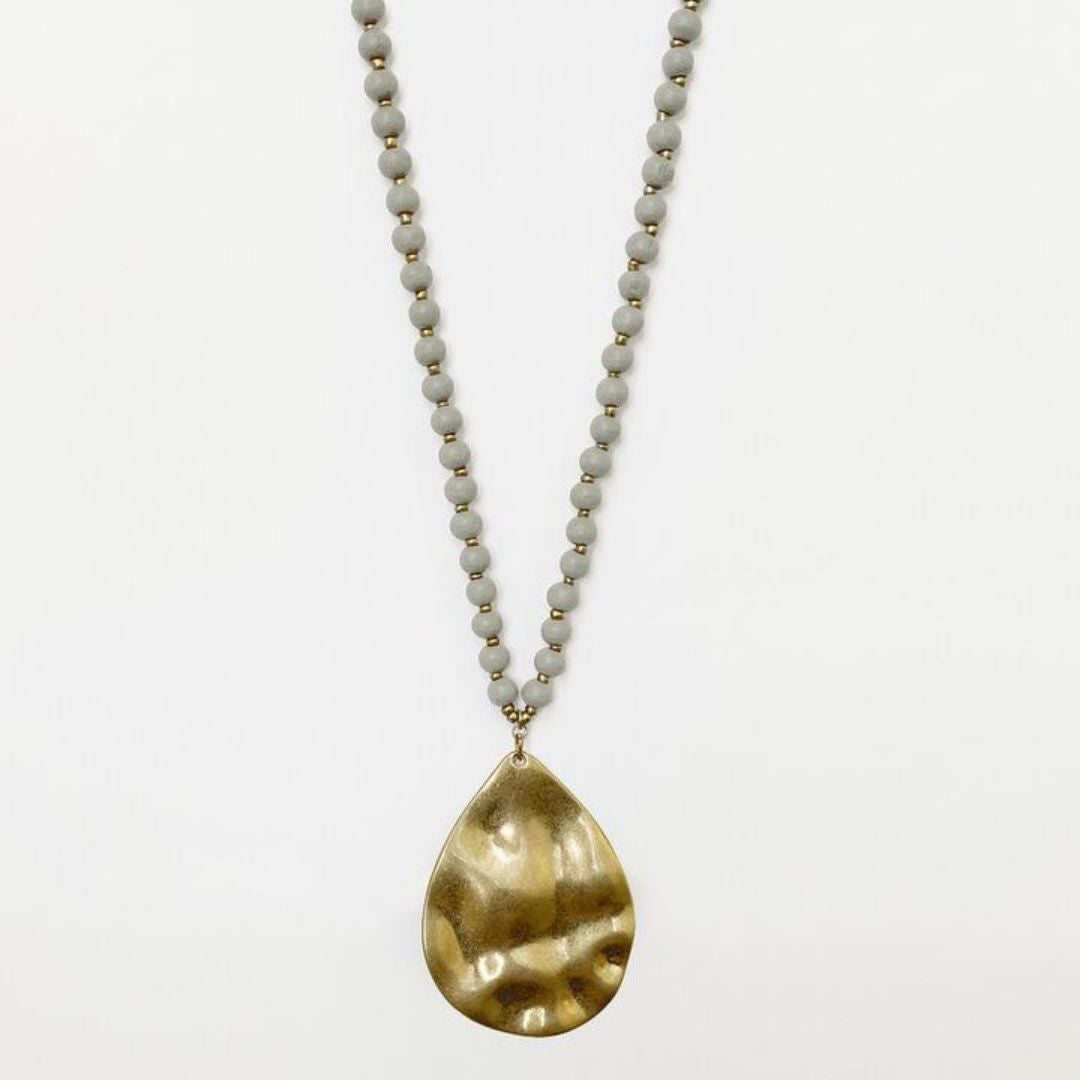 CARACOL COLLIER AVEC BILLES DE BOIS ET GOUTTE MARTELLÉE MÉTALLIQUE AU FINI USÉ